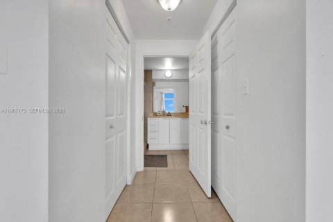 Copropriété à vendre à Hollywood, Floride: 2 chambres, 113.34 m2 № 2046640 - photo 17