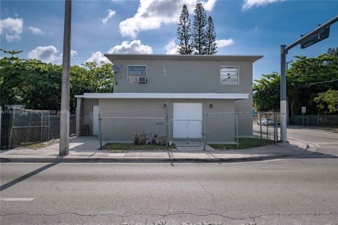 Commercial property in Miami, Florida № 1958019 - photo 2