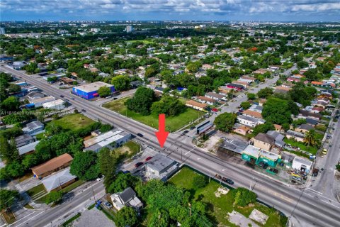 Commercial property in Miami, Florida № 1958019 - photo 11