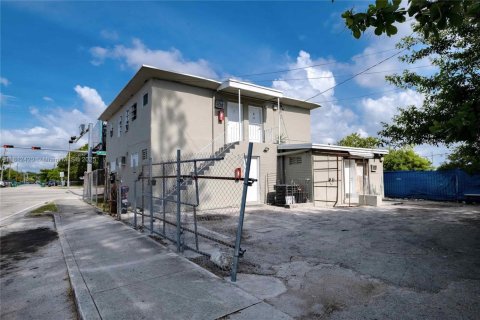 Commercial property in Miami, Florida № 1958019 - photo 5