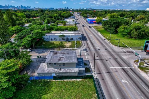 Commercial property in Miami, Florida № 1958019 - photo 15