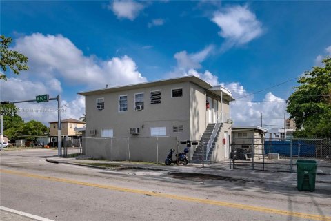 Commercial property in Miami, Florida № 1958019 - photo 4