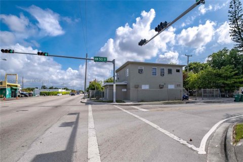 Commercial property in Miami, Florida № 1958019 - photo 1