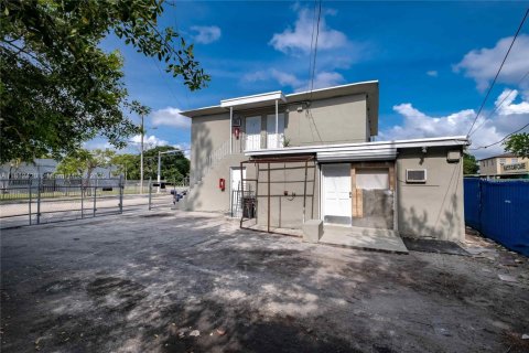 Commercial property in Miami, Florida № 1958019 - photo 6
