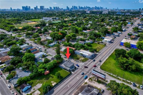 Commercial property in Miami, Florida № 1958019 - photo 12