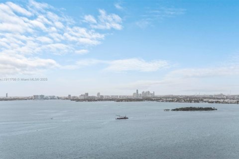 Кондоминиум с 3 спальнями в Майами, Флорида № 2017042