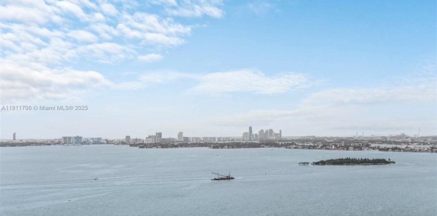 Condo in Miami, Florida, 3 bedrooms  № 2017042