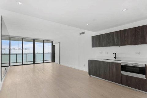 Condo in Miami, Florida, 3 bedrooms  № 2017042 - photo 2