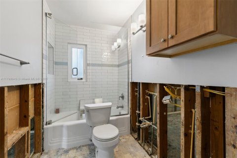 House in Tampa, Florida 4 bedrooms, 168.15 sq.m. № 1684071 - photo 17