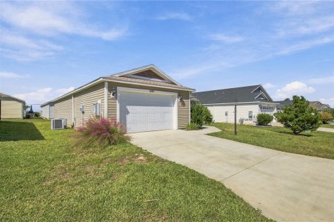 House in The Villages, Florida 2 bedrooms, 106.65 sq.m. № 2431177 - photo 2