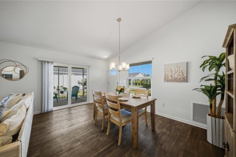 House in The Villages, Florida 2 bedrooms, 106.65 sq.m. № 2431177 - photo 5