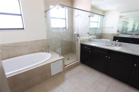 Villa ou maison à louer à Doral, Floride: 4 chambres, 248.42 m2 № 1880353 - photo 10