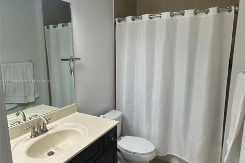 Villa ou maison à louer à Doral, Floride: 4 chambres, 248.42 m2 № 1880353 - photo 15