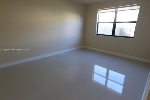 Villa ou maison à louer à Doral, Floride: 4 chambres, 248.42 m2 № 1880353 - photo 9