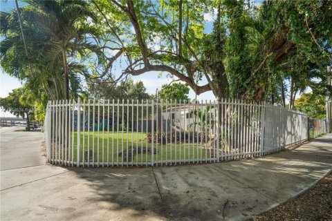 Commercial property in Miami, Florida № 2076781