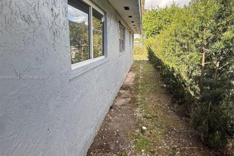 House in Florida City, Florida 4 bedrooms, 166.3 sq.m. № 2003134 - photo 11