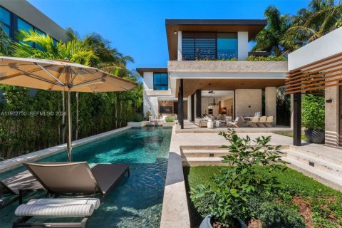 House in Miami Beach, Florida 4 bedrooms, 399.48 sq.m. № 2038750