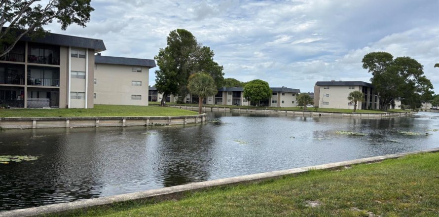 Condominio en Tamarac, Florida, 1 dormitorio  № 2085030
