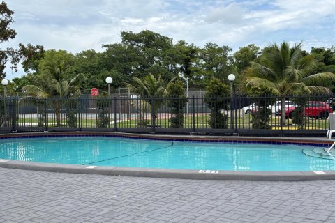 Condominio en venta en Tamarac, Florida, 1 dormitorio, 69.68 m2 № 2085030 - foto 14