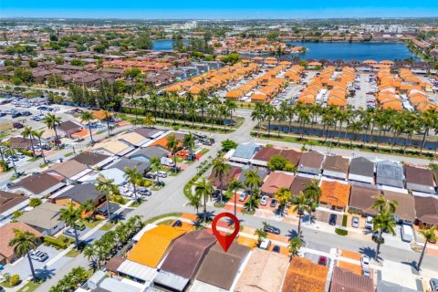 House in Hialeah Gardens, Florida 3 bedrooms, 128.86 sq.m. № 1944157 - photo 30