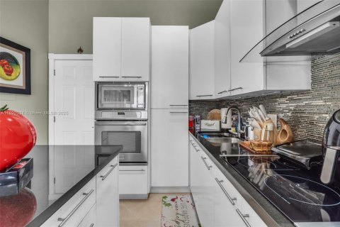 House in Hialeah Gardens, Florida 3 bedrooms, 128.86 sq.m. № 1944157 - photo 11