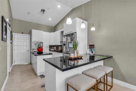 House in Hialeah Gardens, Florida 3 bedrooms, 128.86 sq.m. № 1944157 - photo 8