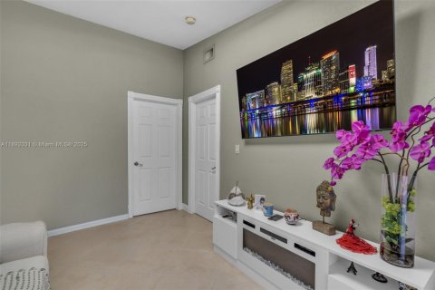 House in Hialeah Gardens, Florida 3 bedrooms, 128.86 sq.m. № 1944157 - photo 13