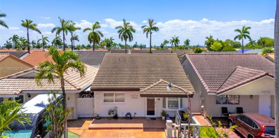 House in Hialeah Gardens, Florida 3 bedrooms, 128.86 sq.m. № 1944157