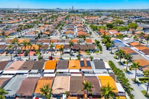 House in Hialeah Gardens, Florida 3 bedrooms, 128.86 sq.m. № 1944157 - photo 24