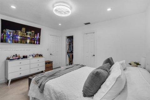 House in Hialeah Gardens, Florida 3 bedrooms, 128.86 sq.m. № 1944157 - photo 16