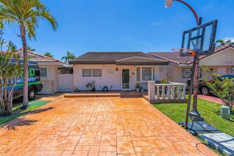 House in Hialeah Gardens, Florida 3 bedrooms, 128.86 sq.m. № 1944157 - photo 2