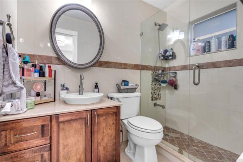 House in Hialeah Gardens, Florida 3 bedrooms, 128.86 sq.m. № 1944157 - photo 17