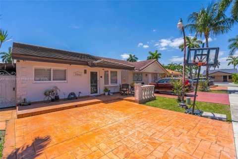 House in Hialeah Gardens, Florida 3 bedrooms, 128.86 sq.m. № 1944157 - photo 3