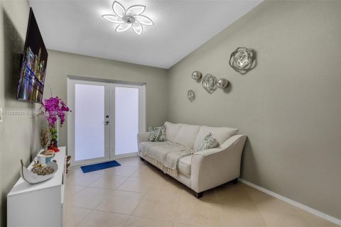House in Hialeah Gardens, Florida 3 bedrooms, 128.86 sq.m. № 1944157 - photo 12