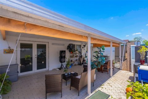 House in Hialeah Gardens, Florida 3 bedrooms, 128.86 sq.m. № 1944157 - photo 22