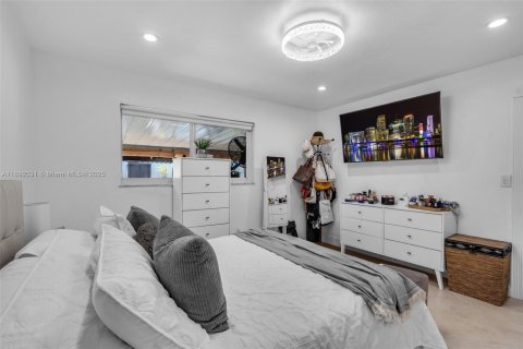 House in Hialeah Gardens, Florida 3 bedrooms, 128.86 sq.m. № 1944157 - photo 15
