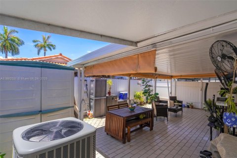 House in Hialeah Gardens, Florida 3 bedrooms, 128.86 sq.m. № 1944157 - photo 23