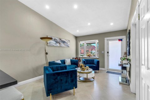 House in Hialeah Gardens, Florida 3 bedrooms, 128.86 sq.m. № 1944157 - photo 6