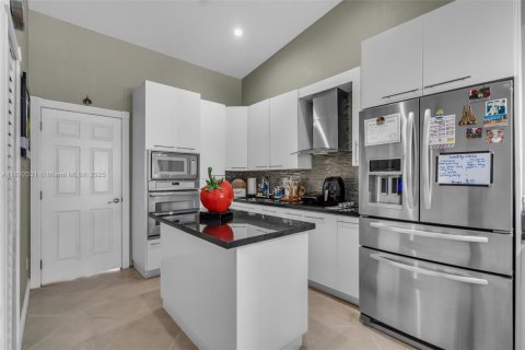 House in Hialeah Gardens, Florida 3 bedrooms, 128.86 sq.m. № 1944157 - photo 10