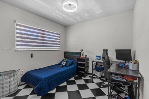 House in Hialeah Gardens, Florida 3 bedrooms, 128.86 sq.m. № 1944157 - photo 18