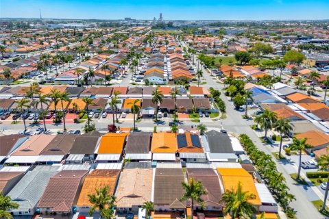House in Hialeah Gardens, Florida 3 bedrooms, 128.86 sq.m. № 1944157 - photo 25