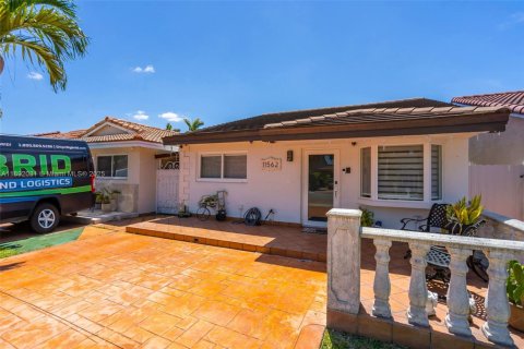 House in Hialeah Gardens, Florida 3 bedrooms, 128.86 sq.m. № 1944157 - photo 4