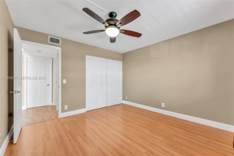 Condo in Sunrise, Florida, 2 bedrooms  № 2000019 - photo 23