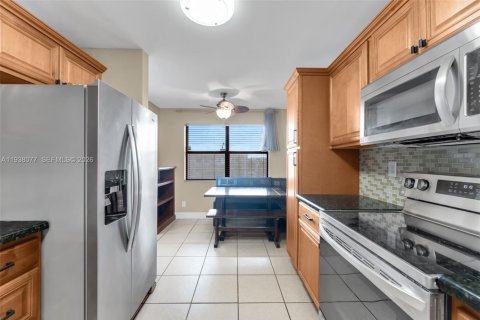Condo in Sunrise, Florida, 2 bedrooms  № 2000019 - photo 3