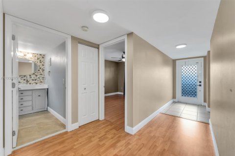 Condo in Sunrise, Florida, 2 bedrooms  № 2000019 - photo 13