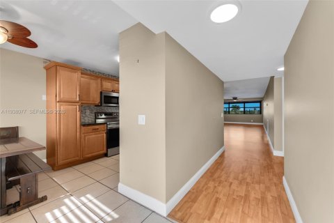 Condo in Sunrise, Florida, 2 bedrooms  № 2000019 - photo 4