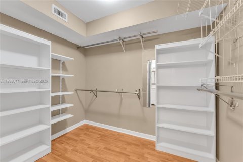 Condo in Sunrise, Florida, 2 bedrooms  № 2000019 - photo 18