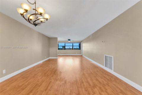 Condo in Sunrise, Florida, 2 bedrooms  № 2000019 - photo 8