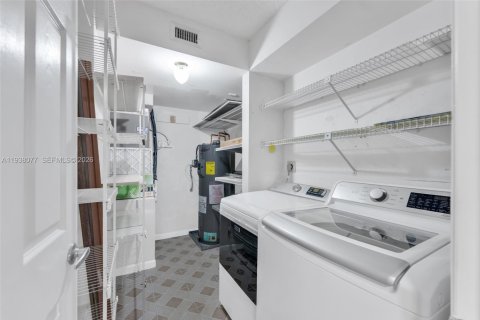 Condo in Sunrise, Florida, 2 bedrooms  № 2000019 - photo 24