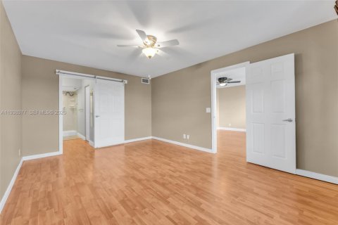 Condo in Sunrise, Florida, 2 bedrooms  № 2000019 - photo 15